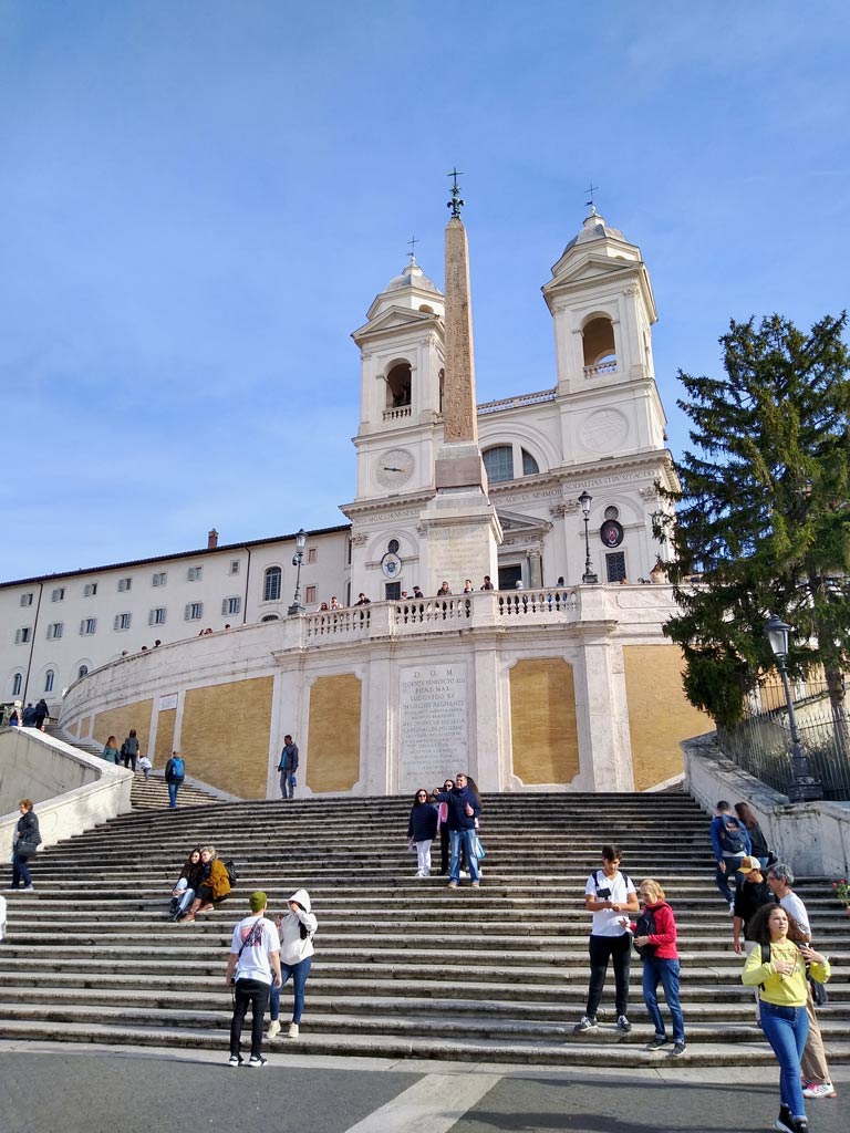 spanische-treppe-mit-weissen-doppelturm-der-kirche-im-hintergrund