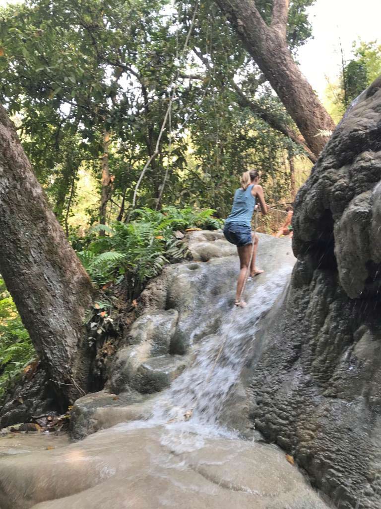sticky-waterfall-bua-thong-chiang-mai-mit-kindern-top-10-highlights-suedostasien-mit-kindern