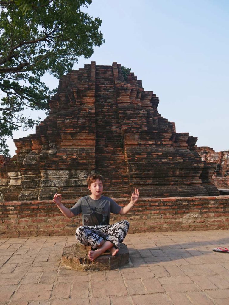 thailand ayutthaya wat mahathat mit kindern