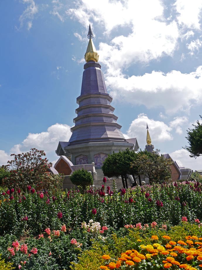 Chiang Mai und Chiang Rai mit Kindern two chedis doi inthanon chiang mai mit kindern
