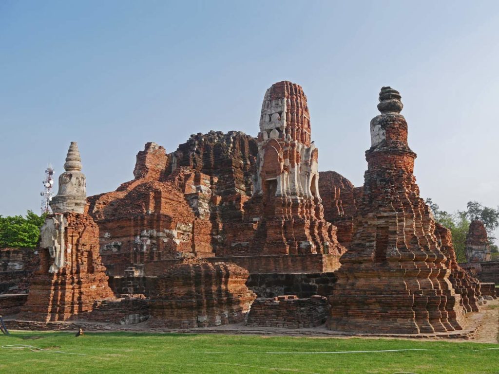 wat-mahathat-ayutthaya-mit-kindern