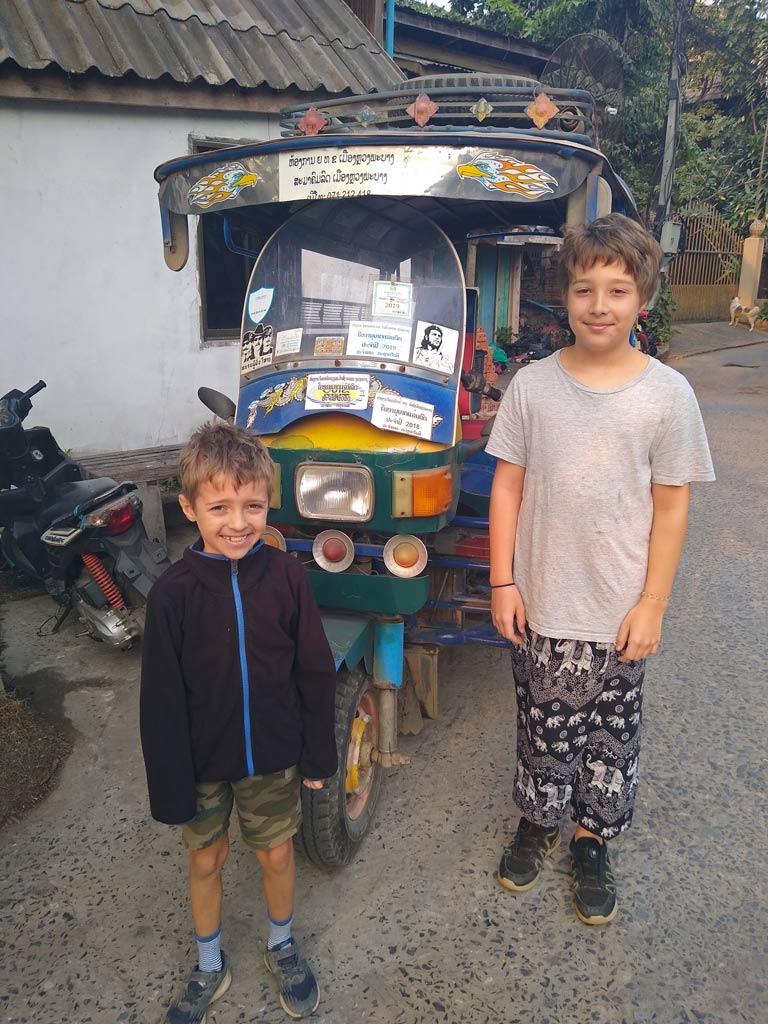 fortbewegung-tuktuk-luang-prabang-mit-kindern