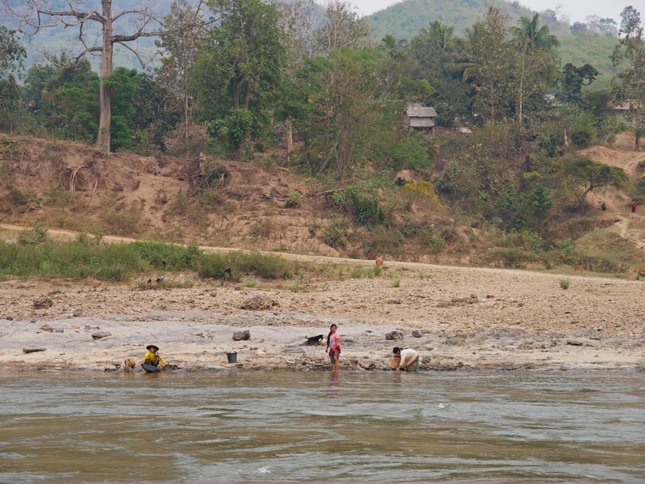 Laos mit Kindern - mit dem Slowboat nach Luang Prabang goldwaschen-slowboat-mekong-laos-mit-kindern