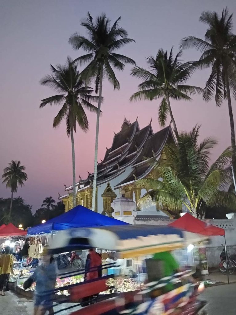 weltreise-mit-kindern-nachtmarkt-luang-prabang-mit-kindern