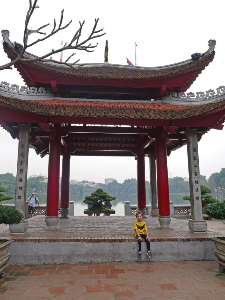 Hanoi mit Kindern erleben - die Wohnung über der Suppenküche schildkroeteninsel hanoi mit kindern