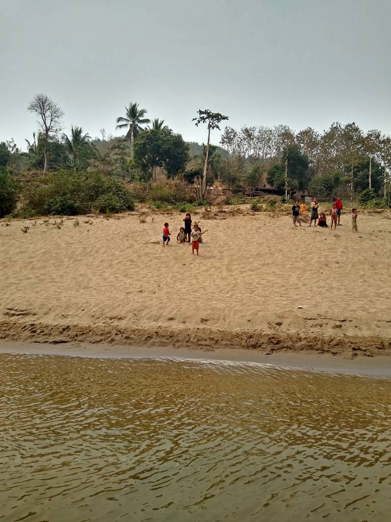 Laos mit Kindern - mit dem Slowboat nach Luang Prabang slowboat laos mit kindern