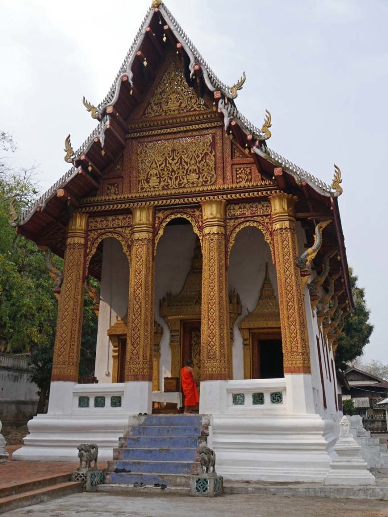 Laos mit Kindern - mit dem Slowboat nach Luang Prabang tempel-buddhismus-moenche-luang-prabang-mit-kindern