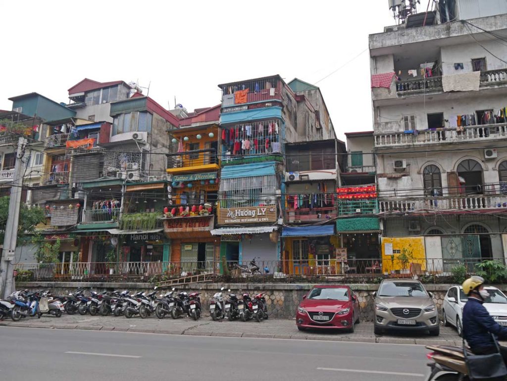 Hanoi mit Kindern erleben - die Wohnung über der Suppenküche häuserreihe-mit-rollern-in-hanoi