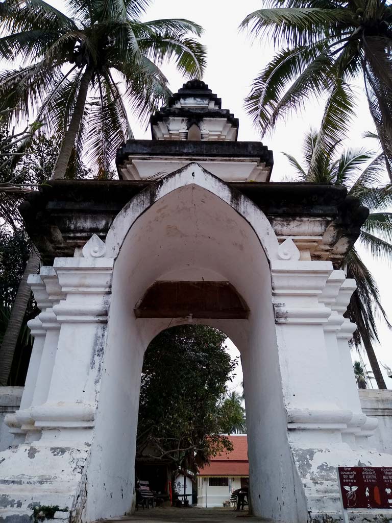 wat-tempel-luang-prabang-mit-kindern