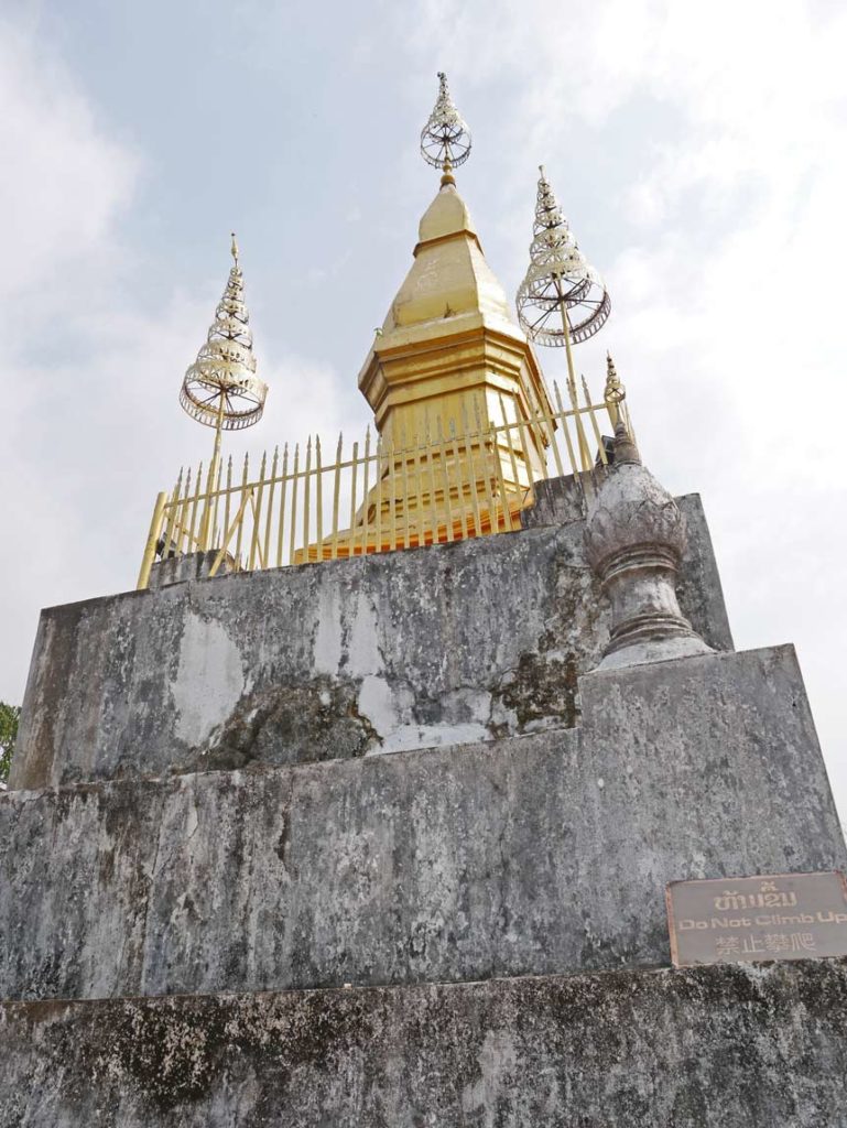 wat-tham-phousi-luang-prabang-mit-kindern