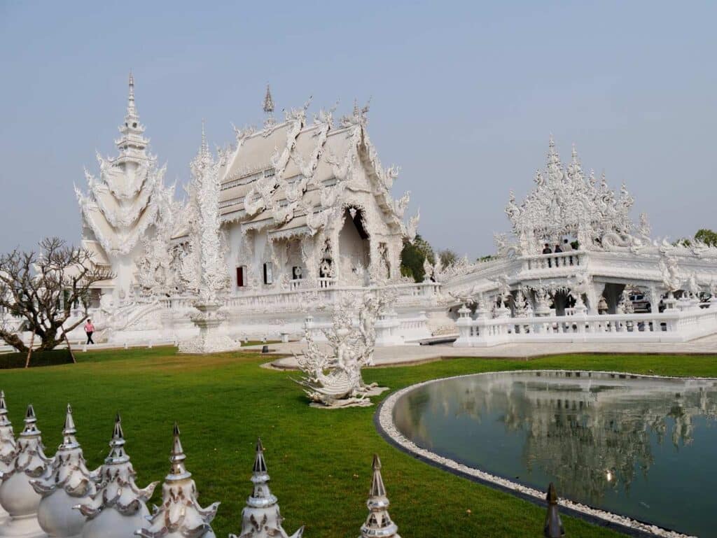 Unvergessliche Nordthailand Rundreise: Highlights auf der Zugreise von Bangkok nach Chiang Mai weisser tempel chiang rai sehenswuerdigkeiten nordthailand 3
