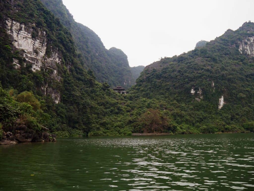 bewachsene-felsen-am-wasser-bootstour-trang-an-von-hanoi-nach-ninh-binh-vietnam-mit-kindern