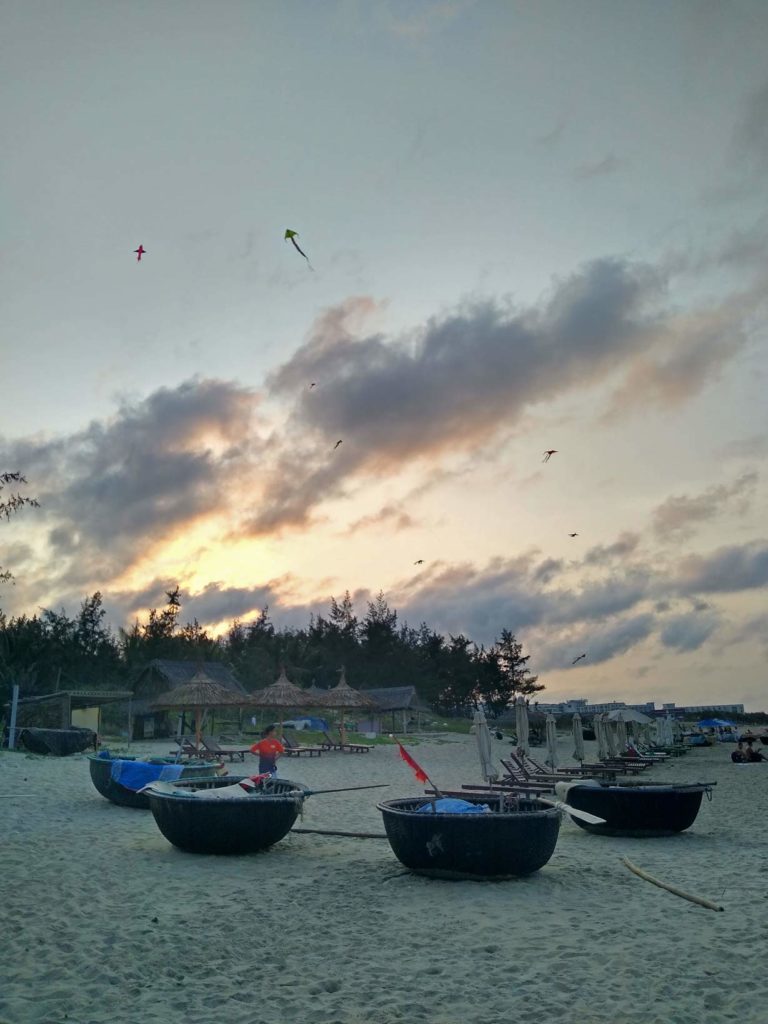 drachensteigen-sonnenuntergang-am-strand-an-bang-beach-runde-fischerboote-am-strand