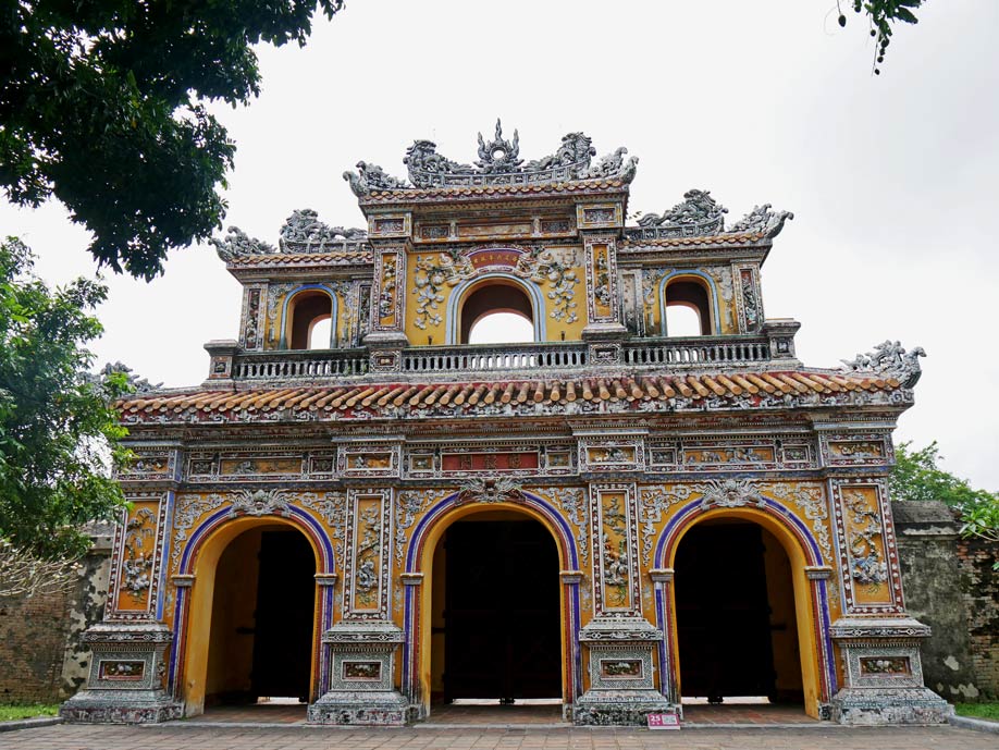Hue in Vietnam - alte Kaiserstadt im Herzen Vietnams koenigstadt hue zitadelle mit kindern