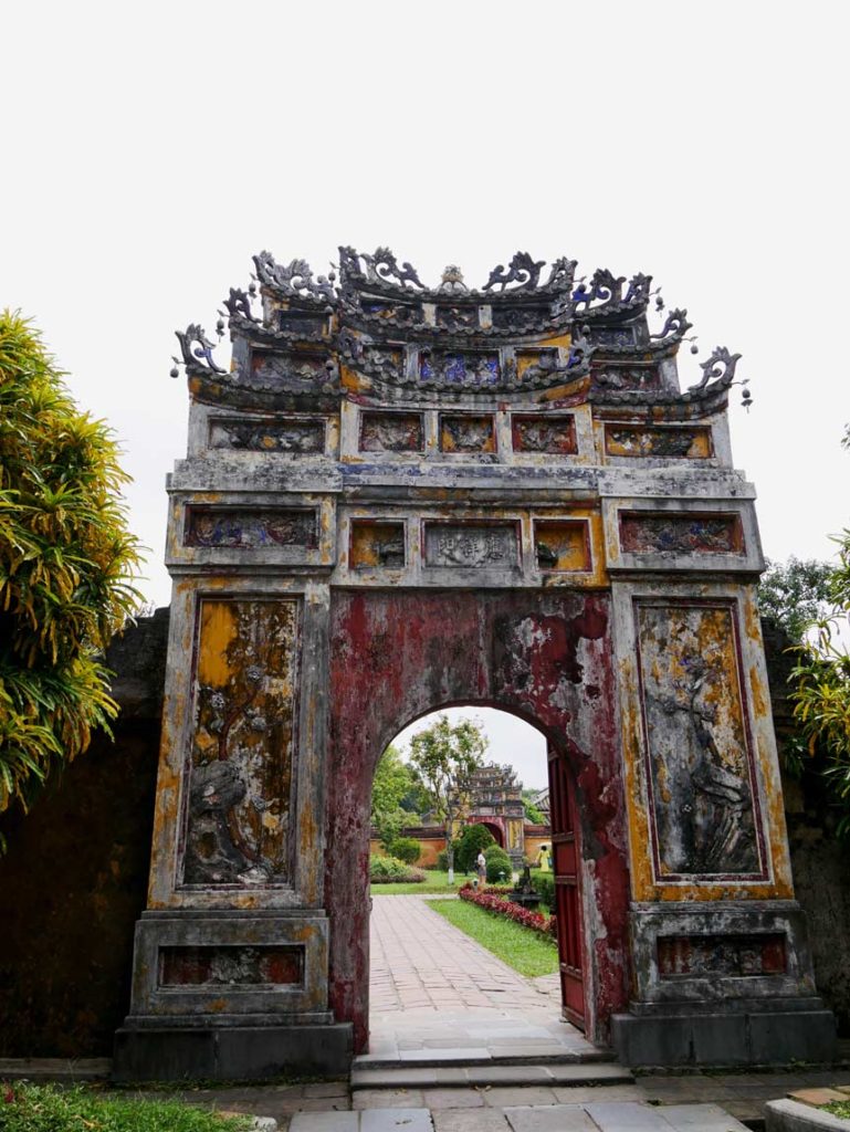 Hue in Vietnam - alte Kaiserstadt im Herzen Vietnams koenigstadt-hue-zitadelle-von-hue-mit-kindern