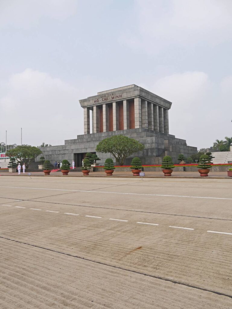 mausoleum-ho-chi-minh-reiseroute-vietnam-von-hanoi-nach-hoi-an