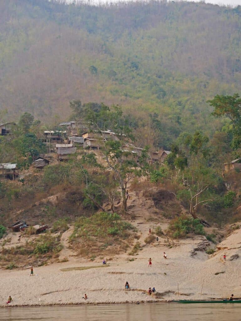 mekong-slowboat-laos-mit-kindern-suedostasien