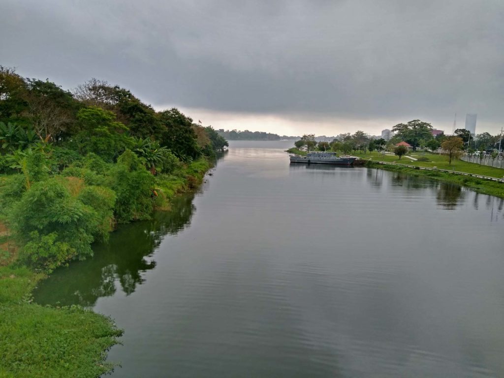 Hue in Vietnam - alte Kaiserstadt im Herzen Vietnams parfuem-fluss-hue-mit-kindern