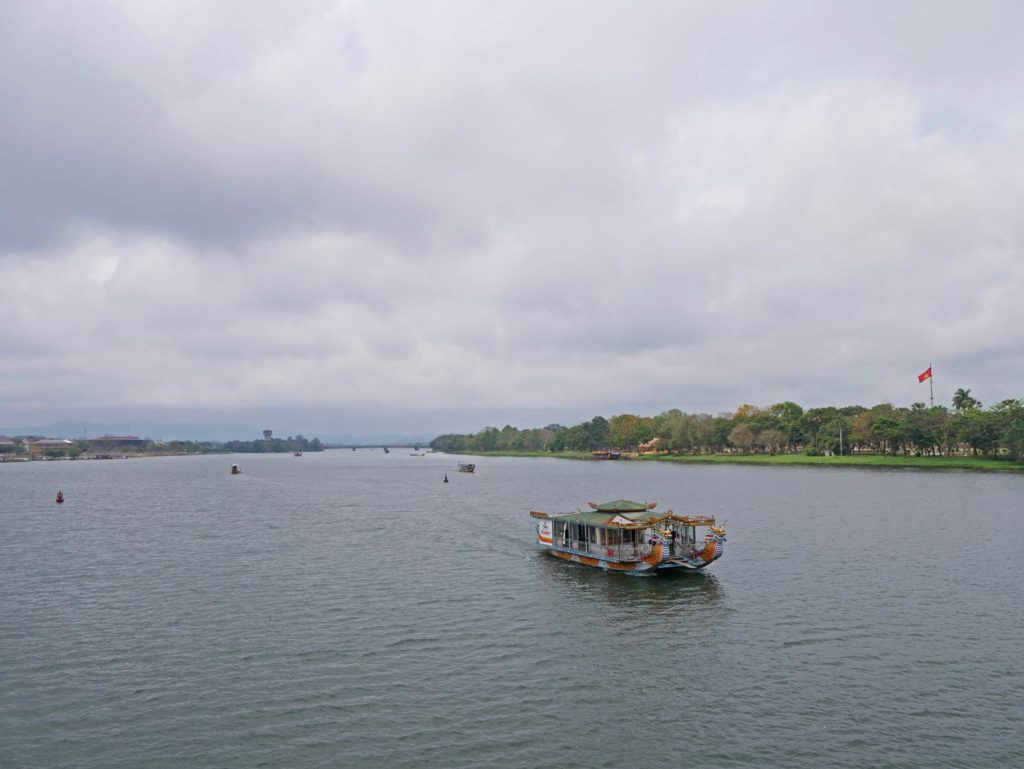 Hue in Vietnam - alte Kaiserstadt im Herzen Vietnams parfuem-fluss-vietnam-hue-mit-kindern