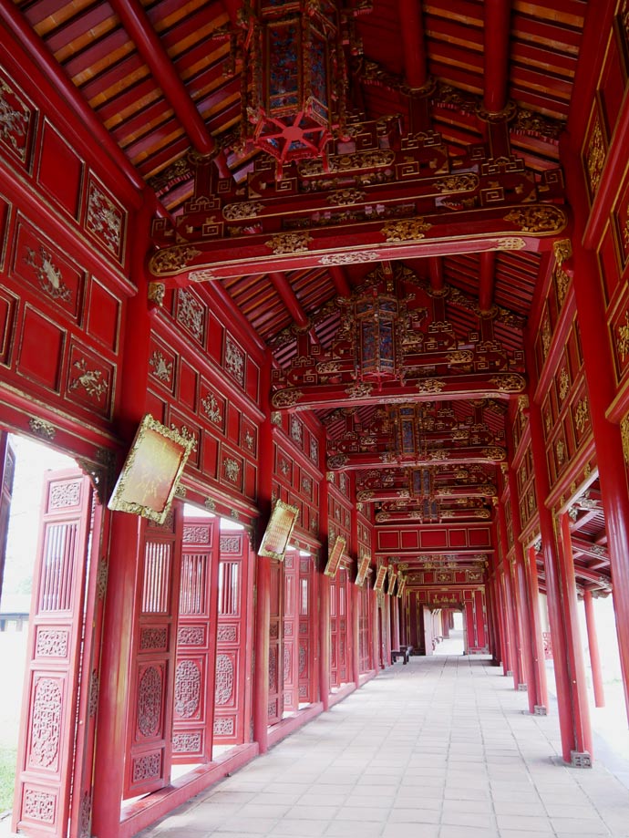 Hue in Vietnam - alte Kaiserstadt im Herzen Vietnams roter-gang-roter-korridor-zitadelle-von-hue-mit-kindern
