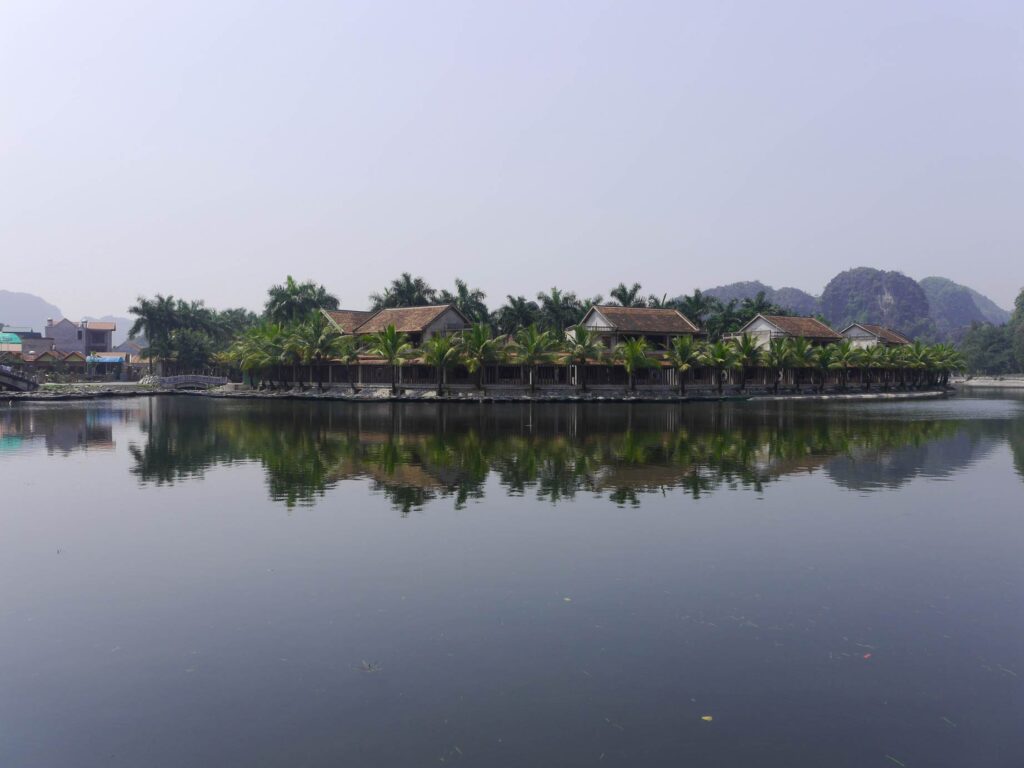 insel im wasser mit palmen in ninh binh