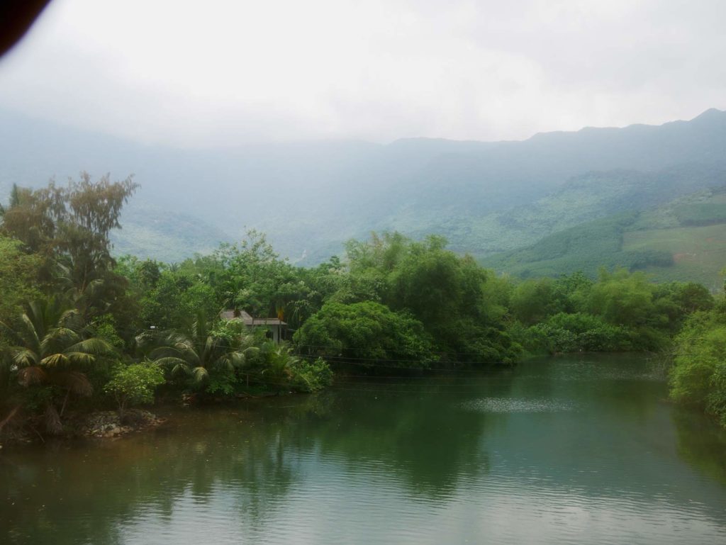 Hue in Vietnam - alte Kaiserstadt im Herzen Vietnams wolkenpass-zug-vietnam-mit-kindern