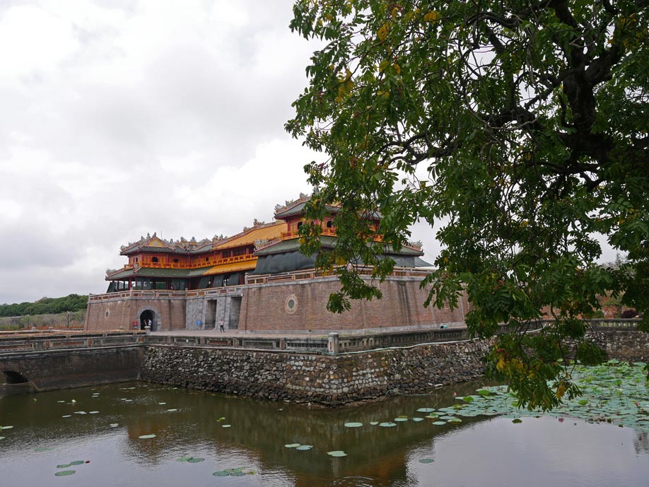 Hue in Vietnam - alte Kaiserstadt im Herzen Vietnams zitadelle von hue mit kindern