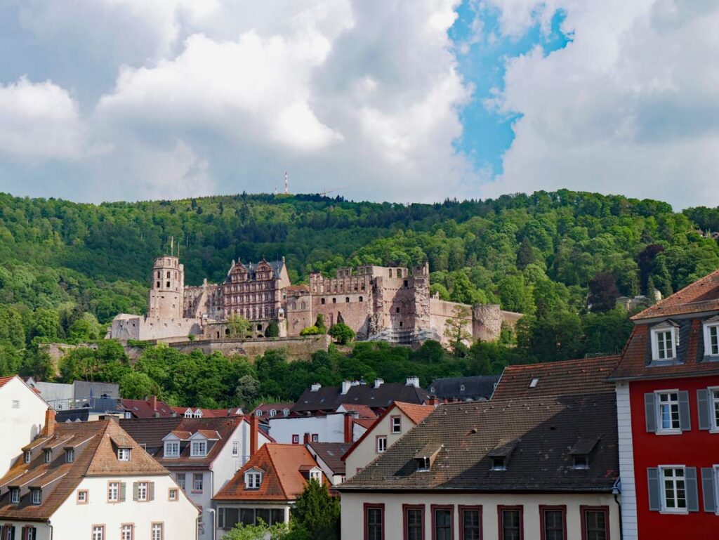 Odenwald mit Kindern schloss-heidelberg-ragt-ueber-hausdaechern-hervor