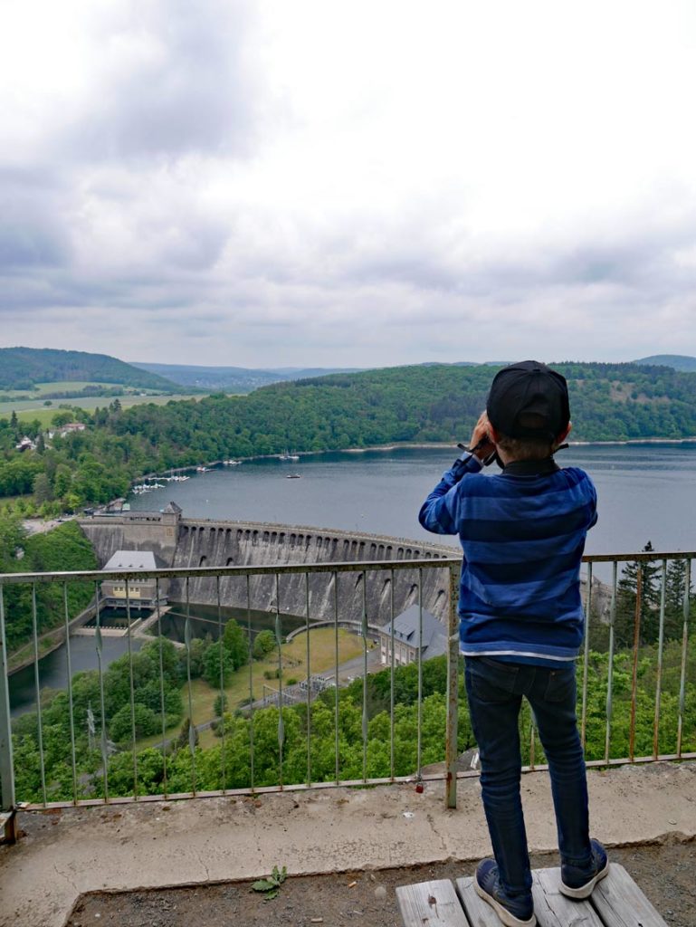 aussichtspunkt-uhrenkopfkanzel-edertalsperre-edersee-mit-kindern