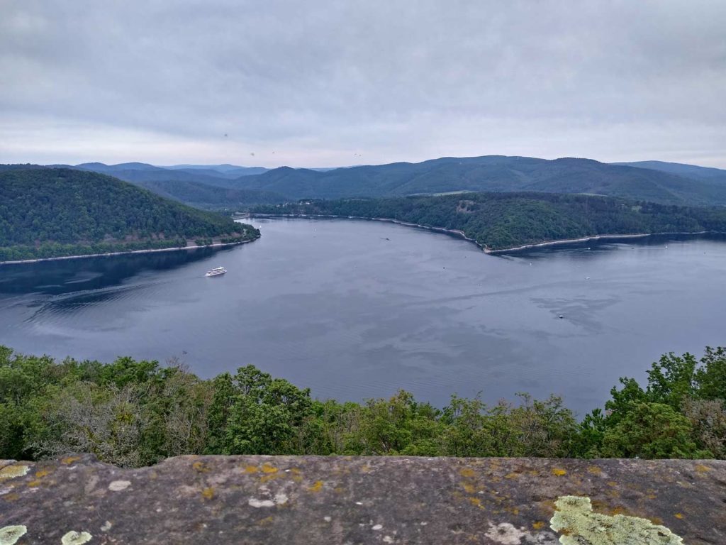 Edersee - Sehenswürdigkeiten mit Kindern sehenswuerdigkeiten-hessen-blick-schloss-waldeck-edersee-mit-kindern