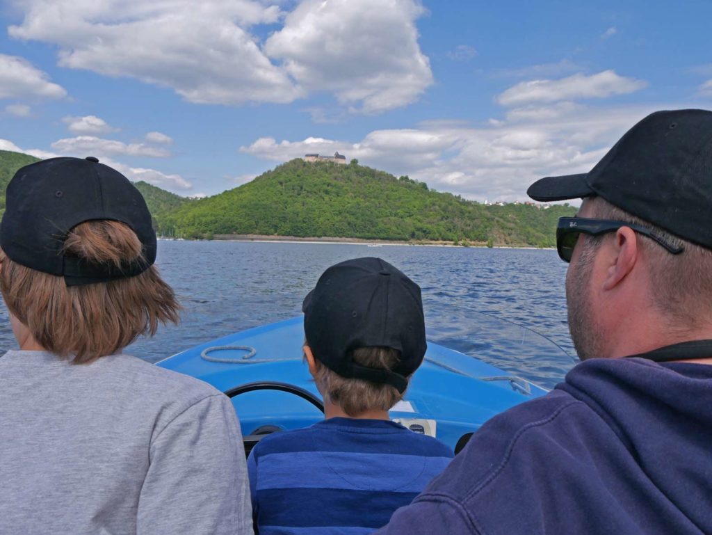 Edersee - Sehenswürdigkeiten mit Kindern familie-im-motorboot-auf-edersee-mit-blick-auf-schloss-waldeck