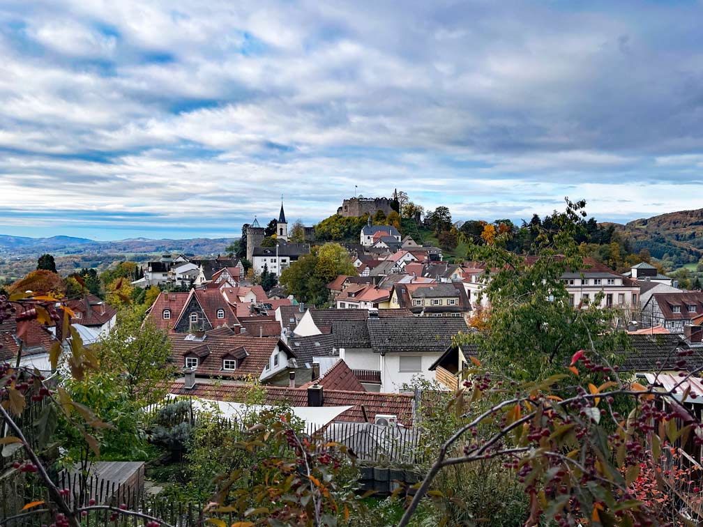 Odenwald mit Kindern blick-auf-burg-lindenfels-und-ueber-hausdaecher