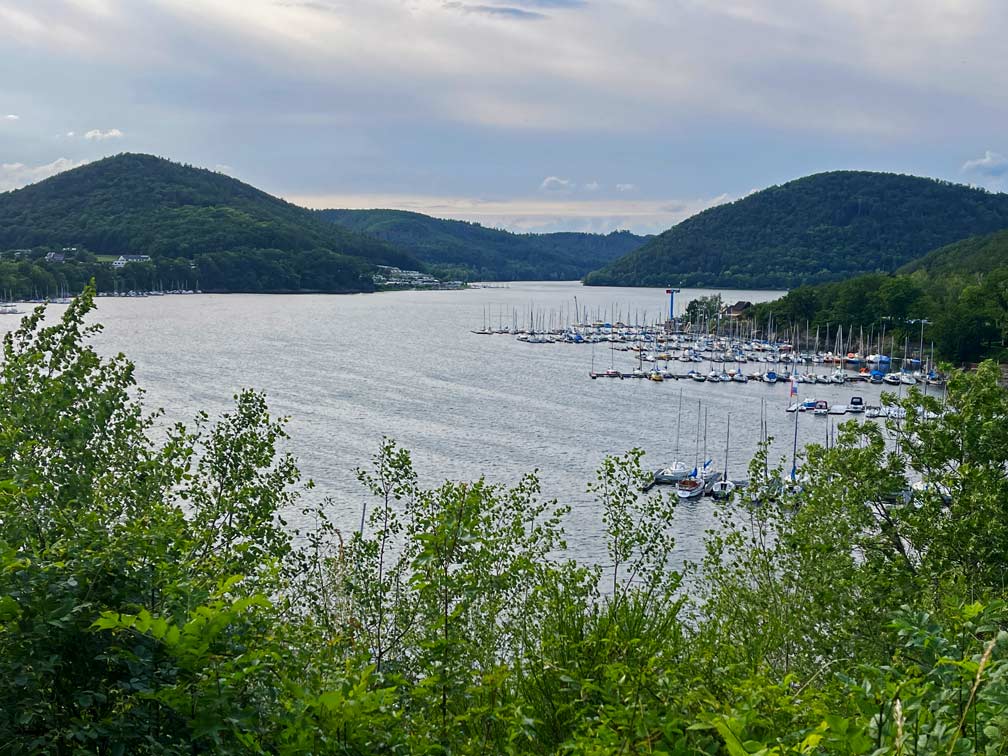 Edersee - Sehenswürdigkeiten mit Kindern aussicht-edersee-mit-booten-edersee-sehenswuerdigkeiten