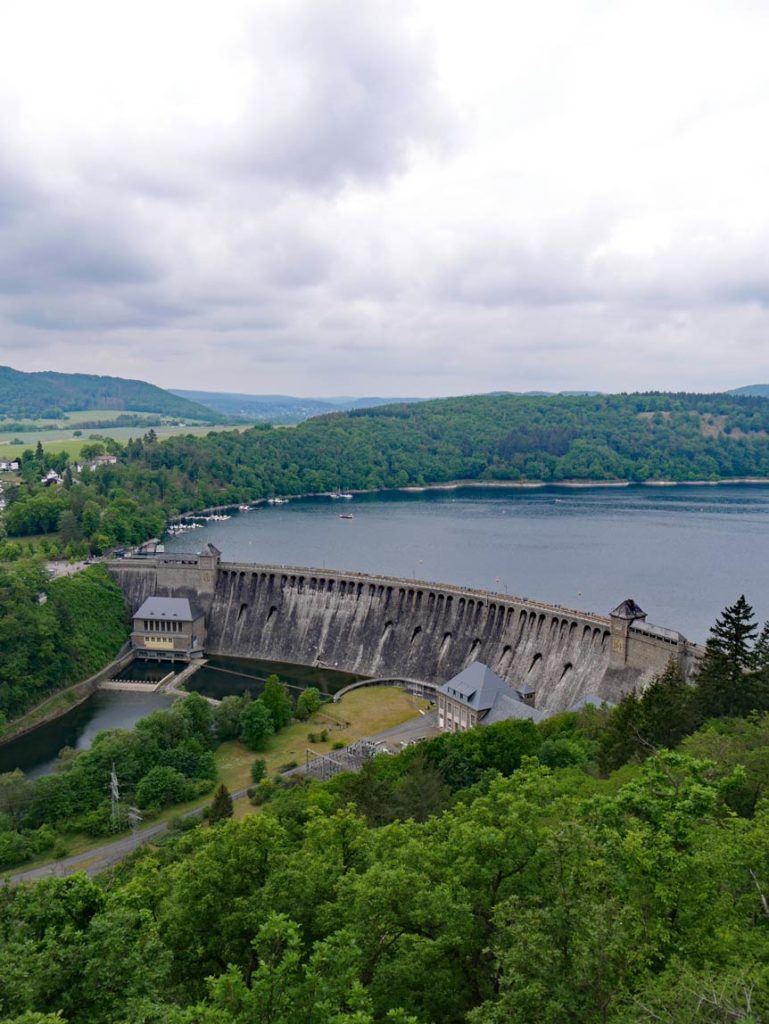 Edersee - Sehenswürdigkeiten mit Kindern aussichtspunkt-edersee-uhrenkopfkanzel-edertalsperre-urlaub-am-edersee-mit-kindern