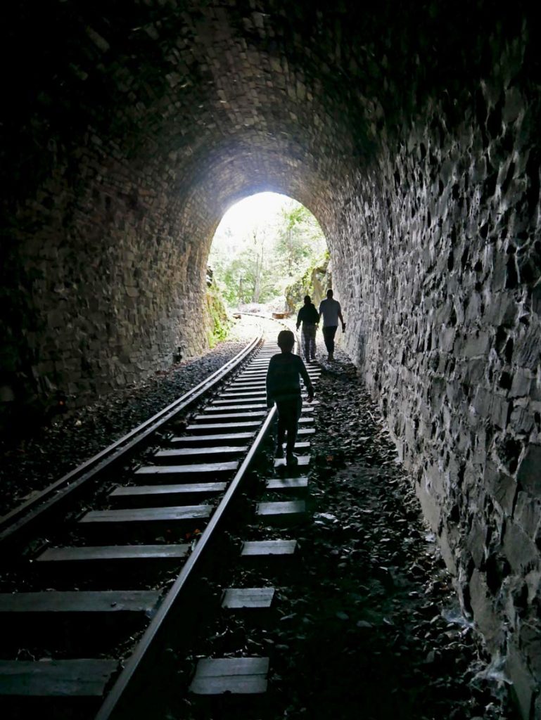 lost-place-stillgelegter-eisenbahntunnel-thueringer-schiefergebirge-mit-kindern