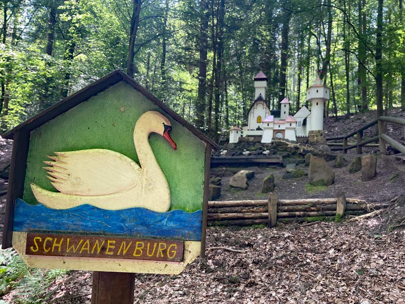 Odenwald mit Kindern schild-mit-schwan-im-hintergrund-nachbau-neuschanstein-schloss-in-obrunnschlucht-im-odenwald