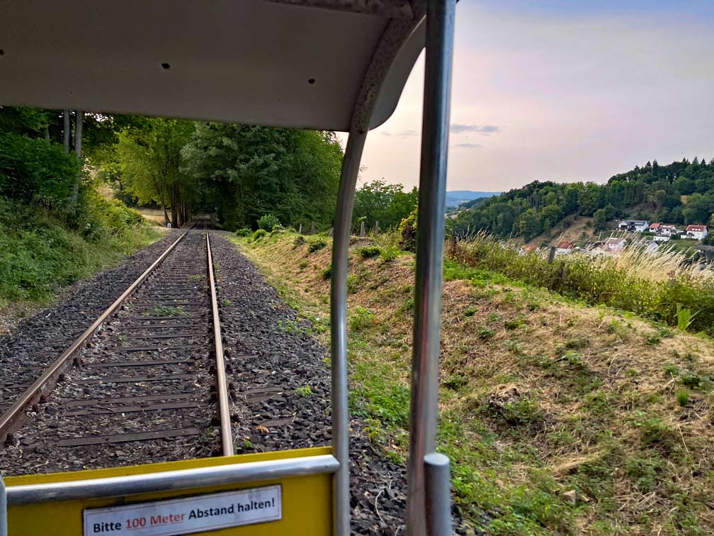 Odenwald mit Kindern fahrt-mit-solardraisine-blick-auf-schienen-und-wiese