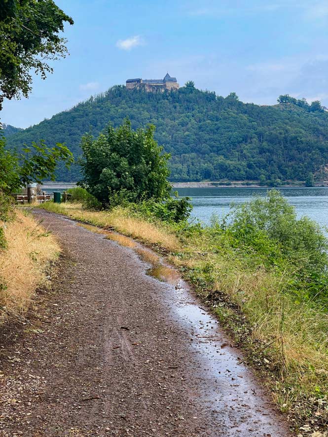 Edersee - Sehenswürdigkeiten mit Kindern sehenswuerdigkeiten-edersee-spaziergang-blick-schloss-waldeck