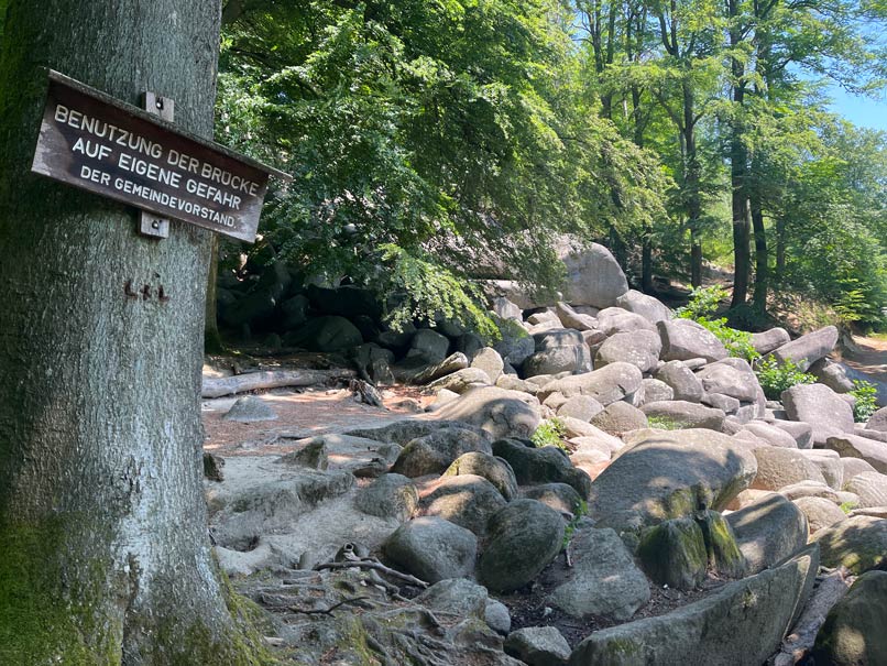 Odenwald mit Kindern felsenmeer-odenwald-viele-klettersteine-am-waldrand