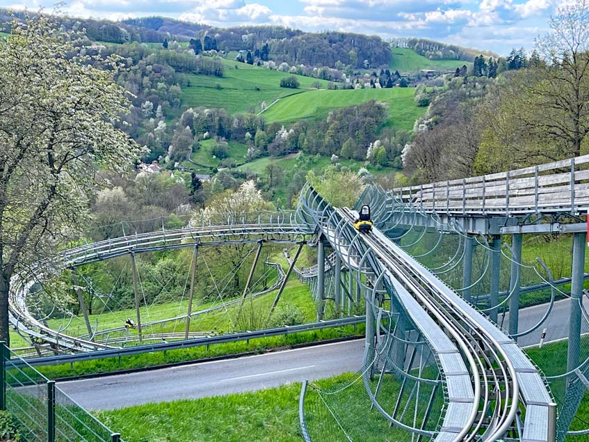 Odenwald mit Kindern sommerrodelbahn-strecke-im-odenwald-ueber-gruene-wiesen