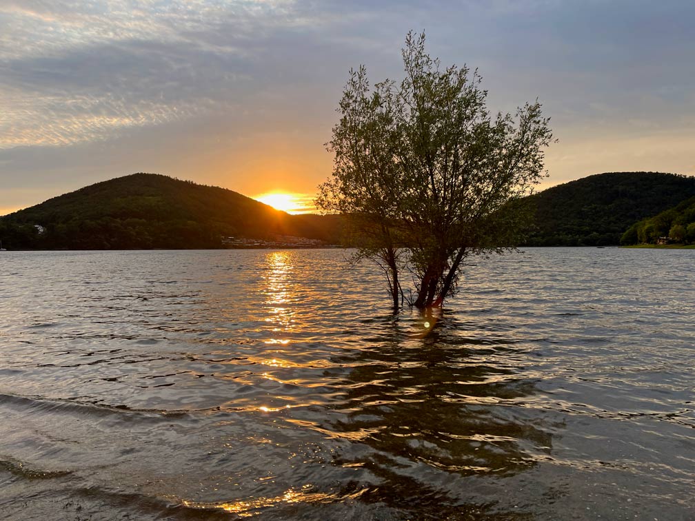 sonnenuntergang-campingplatz-rehbach-edersee-mit-wohnmobil