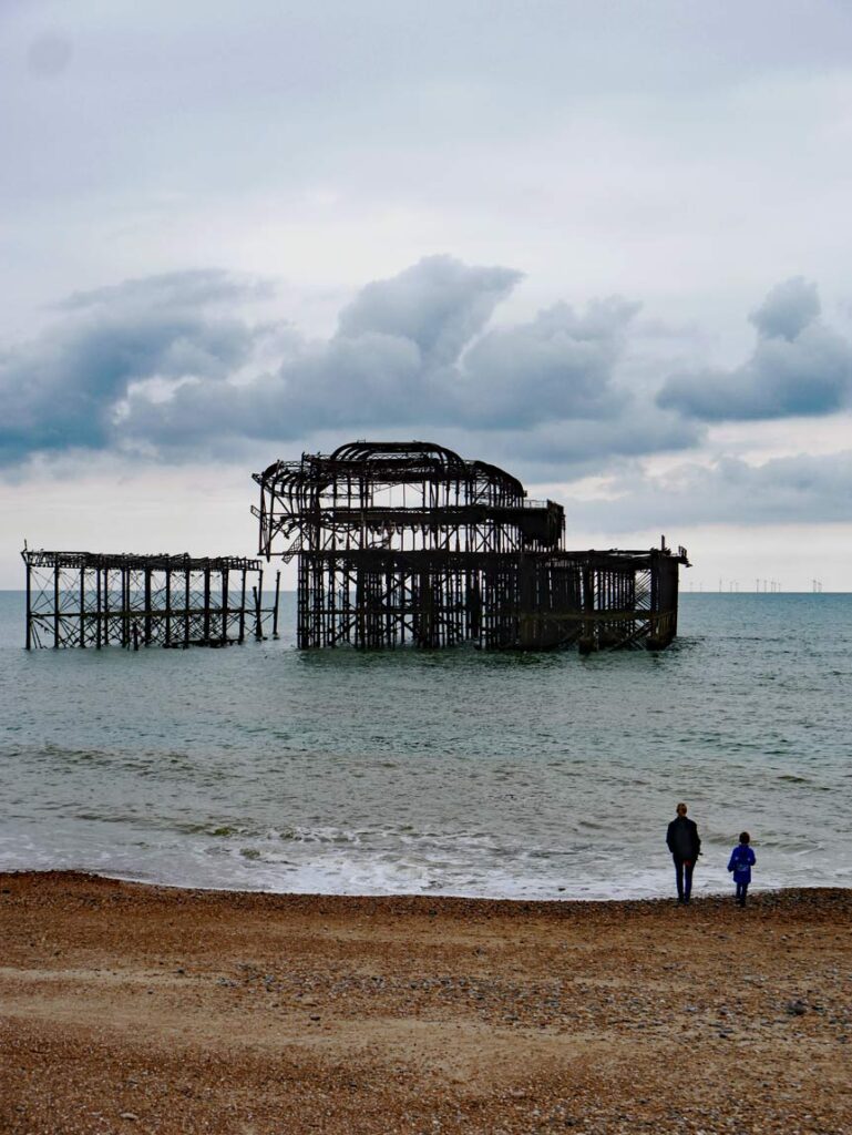 west-pier-stahl-skelett-brighton-england-mit-kindern