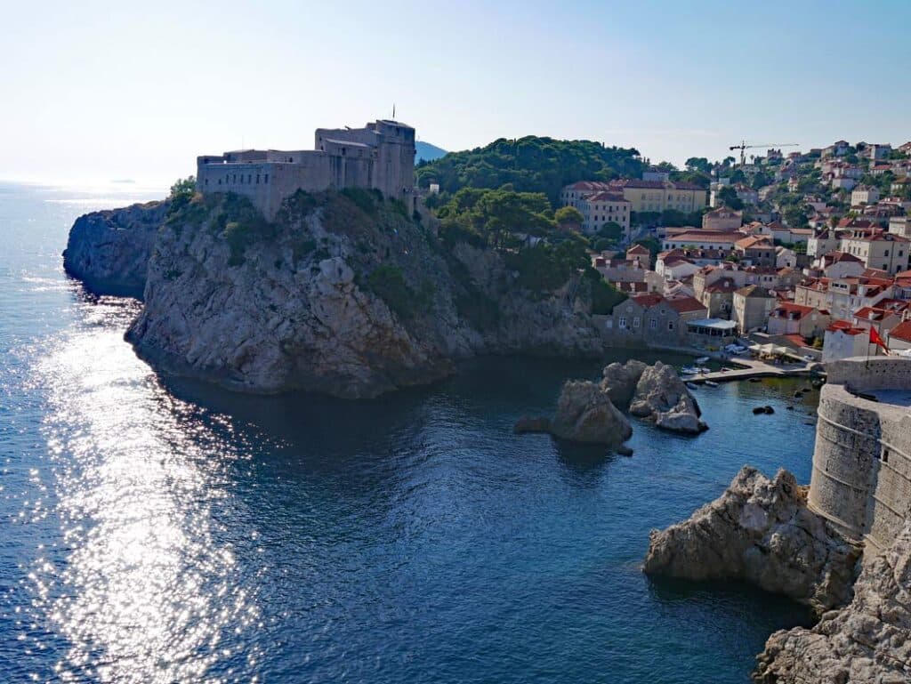 Kroatien Route - der ultimative Kroatien Familienurlaub bucht-mit-festung-auf-felsen-und-altstadt-dubrovnik