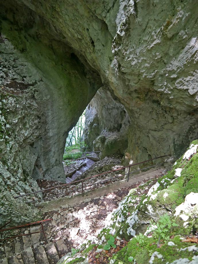 Plitvicer Seen mit Kindern - der schönste Nationalpark Kroatiens blick-in-hoehle-im-nationalpark-plitvicer-seen-winnetou-schatz-am-silber-see