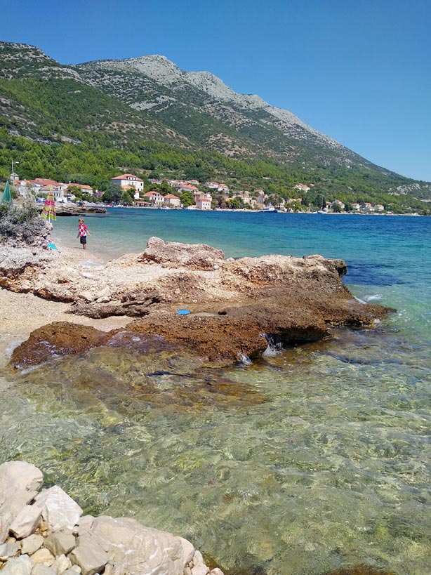 Kroatien Route - der ultimative Kroatien Familienurlaub kind-in-bucht-am-steinstrand-auf-kroatien