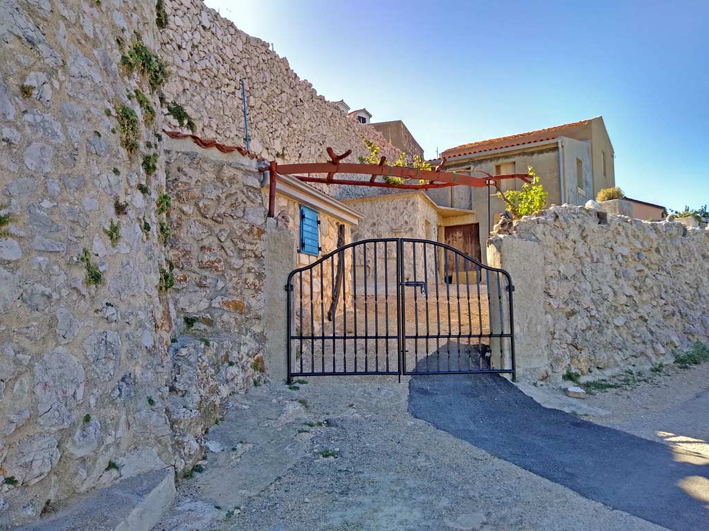 steinerne-mauer-und-haus-in-mediterraner-stimmung-in-kroatien