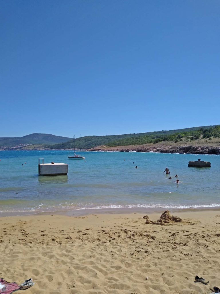 kroatien-sandstrand-krk-mit-kindern