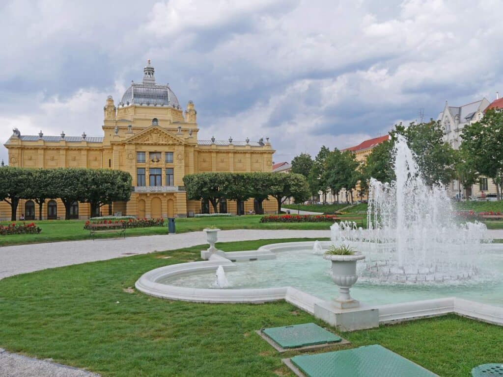Kroatien Route - der ultimative Kroatien Familienurlaub kroatisches-nationaltheater-mit-springbrunnen-in-zagreb