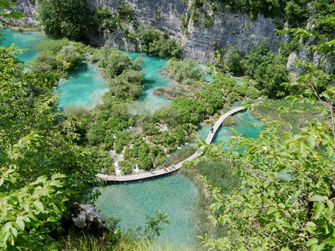 blick-vom-aussichtspunkt-auf-wanderweg-boardwalk-im-türkisenen-wasser-nationalpark-plitvicer-seen-mit-kindern-