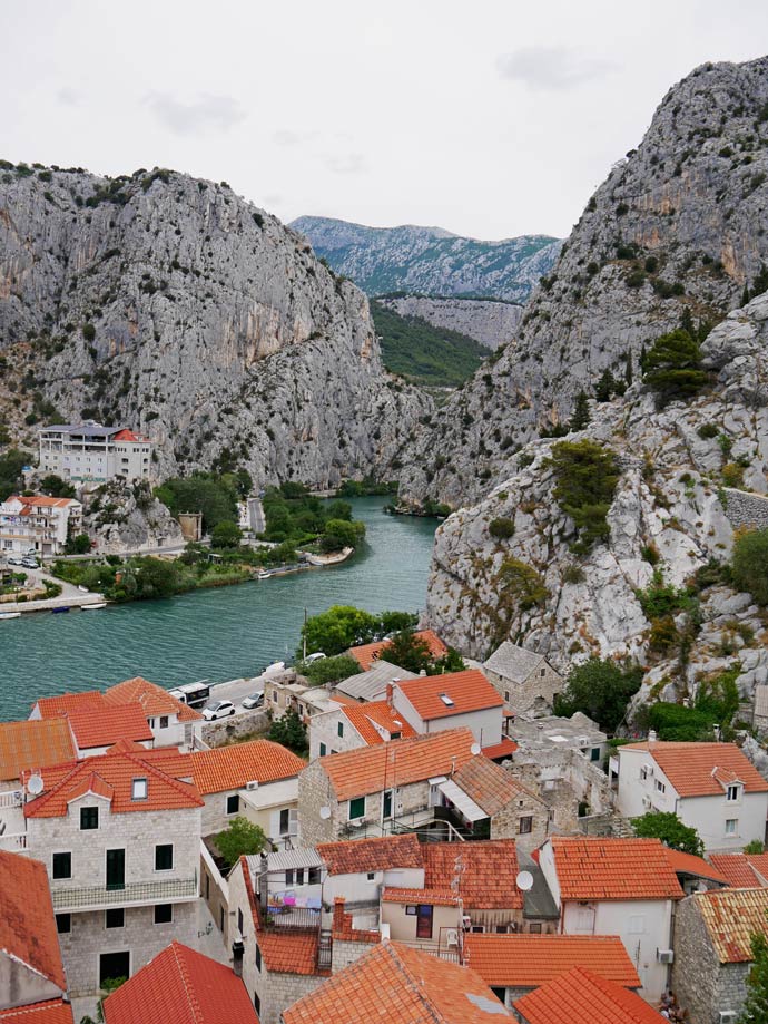 Kroatien Route - der ultimative Kroatien Familienurlaub staedtchen-omis-mit-roten-daechern-am-fluss-vor-dem-canyon